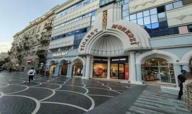 Ticarət mərkəzinin qarşısında təbii ehtiyacını ödədi: 