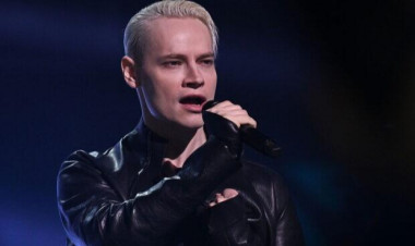 Müğənninin səhnədə başına alov düşdü - Az qala yanacaqdı... - VİDEO