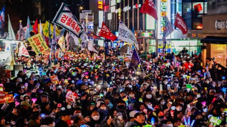 Cənubi Koreya alt-üst oldu - Polis Prezident Ofisinə basqın etdi