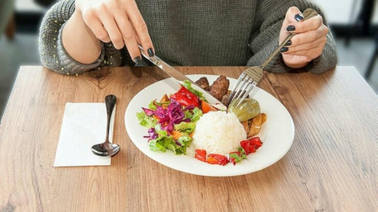 Boşqabında yemək saxlayanlar cərimələnəcək - Qəribə qərar