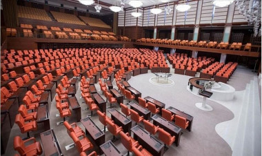 Türkiyədə millət vəkili milli məclisdə üzünü boyadı - FOTO