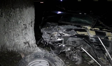 Ağır qəza: maşın ağaca çırpıldı – FOTO