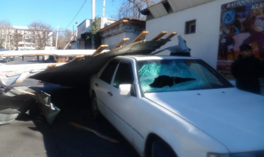 Marketin dam örtüyü avtomobillərin üzərinə uçdu - FOTO