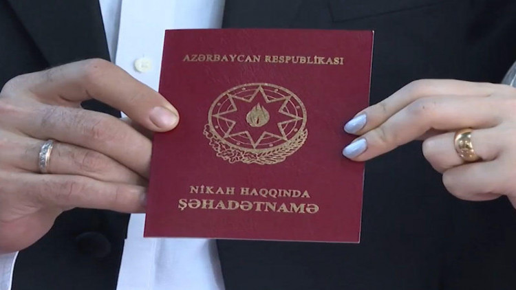 Azərbaycanda evlənmək istəyənlərin sayı azalıb