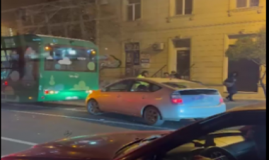 “Prius” yeni istifadəyə verilən elektrobusa çırpıldı - VİDEO