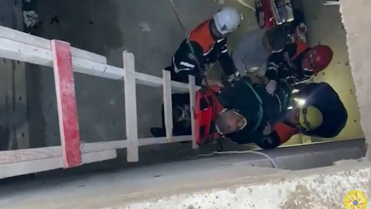 Bakıda su anbarına düşən şəxs xilas olundu - FOTO