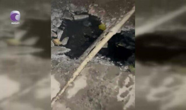 İnsanlar qorxu içində - Bakıda küçəyə axıdılan maddə nədir? - VİDEO