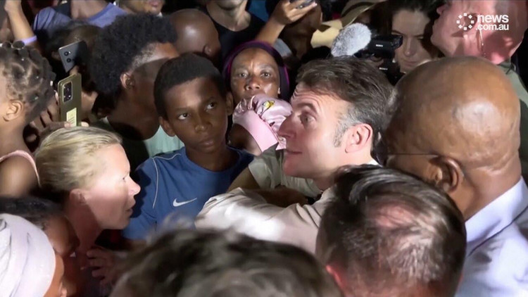 Makron fitə basıldı - VİDEO