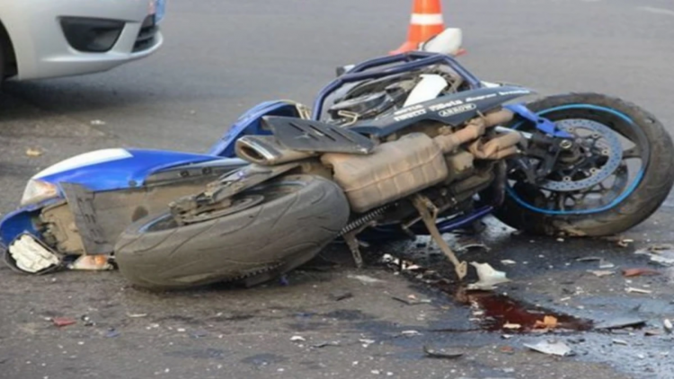 Avtomobil motosikletlə toqquşdu - ölən var