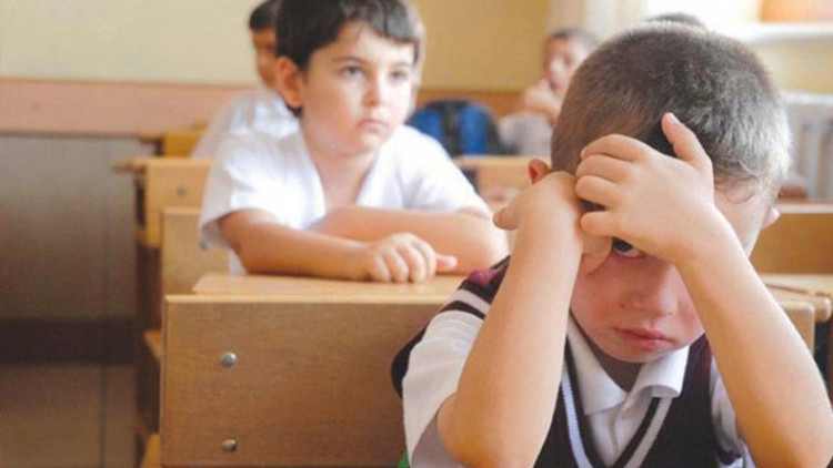 Müəllim dərsdə şagirdlərin ağızlarını “skoçlayıb?” - YENİLƏNİB - FOTO