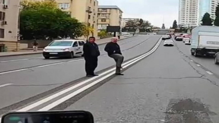 Bakıda kişi motosikletçini qəsdən yıxmaq istədi - VİDEO