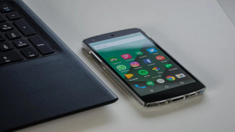 Bu proqramı telefondan silin - Yazışmaları oxuyurlar