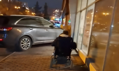 Bakıda avtomobillər səkini zəbt etdi - VİDEO