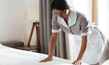 Bütün xadimələri işdən çıxardıb robotlar aldılar