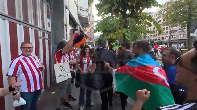 Həmin əski parçasını azarkeşlərimiz alıb zibil qabına tulladılar - VİDEO