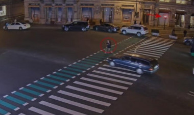 Bakıda qırmızı işıqda yolu keçən skuter sürücüsünü belə vurdular - VİDEO