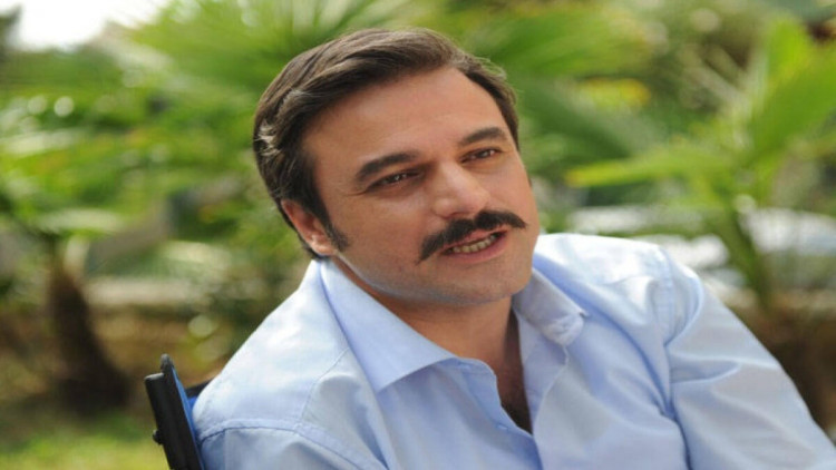 Türkiyəli aktyorun qala gecəsinə gəlişi tənqid edildi - FOTOlar