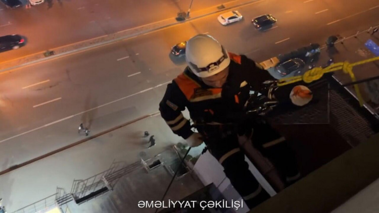 Bağlı qapı arxasında qalan azyaşlı belə xilas edildi - VİDEO