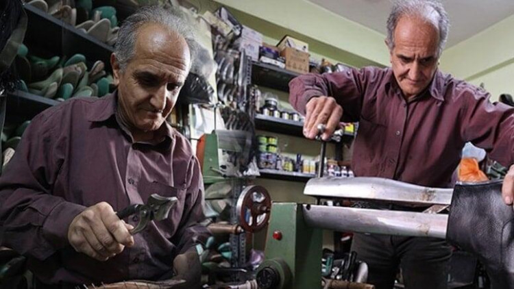 2001-ci ildə milyarder idi – indi 5 kvadratmetrlik dükanda ayaqqabı təmiri edir - FOTO