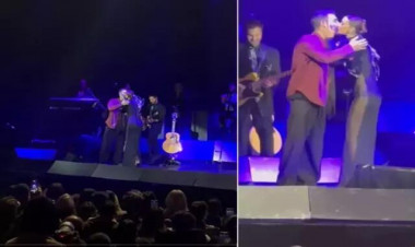 Məşhur müğənni səhnədə romantik anlar yaşadı - FOTO