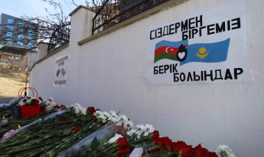 Aktau şəhərində Azərbaycanın konsulluğu qarşısında həlak olanların xatirəsi yad edilib - FOTO