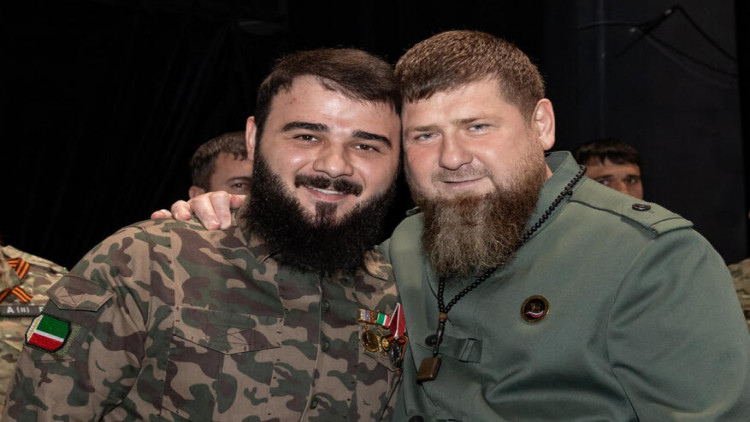 Kadırov qardaşı oğlunu bütün hava hədəflərini vurduğuna görə mükafatlandırdı - VİDEO