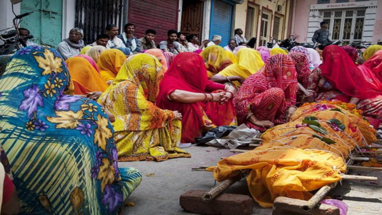 İnsanların reaksiyasını yoxlamaq üçün öz yasını təşkil etdi