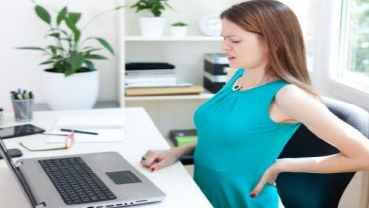 Uzun saatlar masa arxasında oturmağın riskləri: Mütəxəssislər xəbərdarlıq edir