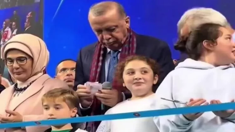 Ərdoğan tədbirdə uşaqlara pul payladı - VİDEO