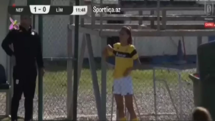 Azərbaycanda qadın futbolçu rəqibini yumruqladı - VİDEO