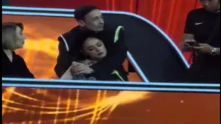 Samirə Efendi jüri kürsüsündə huşunu itirdi - səhnədən belə apardılar - VİDEO