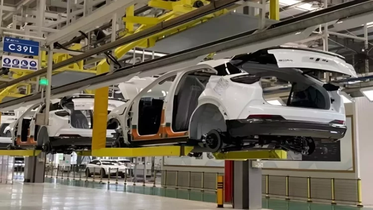 Minlərlə işçisi olan avtomobil nəhəngi iflas etdi