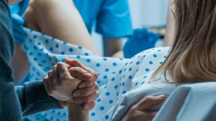 Azərbaycanda 16 yaşlı qız ana oldu