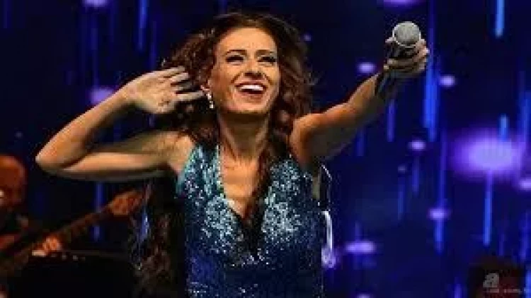 Səhnədə divanda uzanıb konsert verdi, rəqs etdi - VİDEO