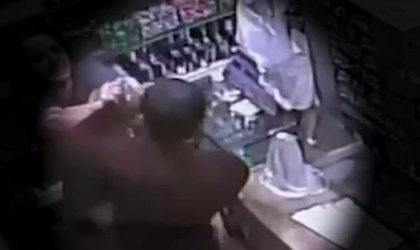 Bakıda qadın satıcı marketə girən oğru ilə əlbəyaxa oldu - VİDEO - FOTO