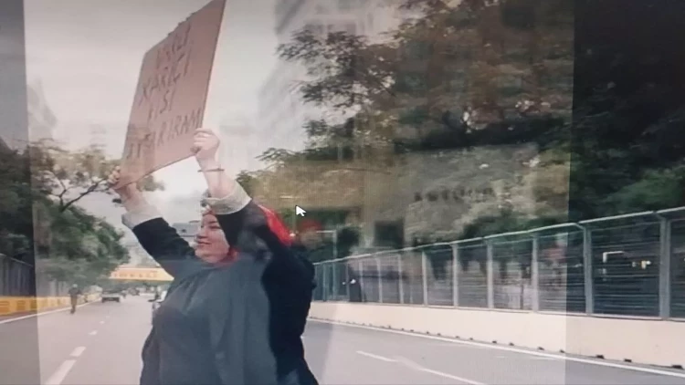 “Varlı xarici kişi axtarıram” yazıb, Bakı küçələrinə düşdü - VİDEO