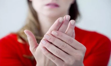 Əl və dırnaqlarda görünən dəyişikliklər hansı xəstəlikdən xəbər verir?