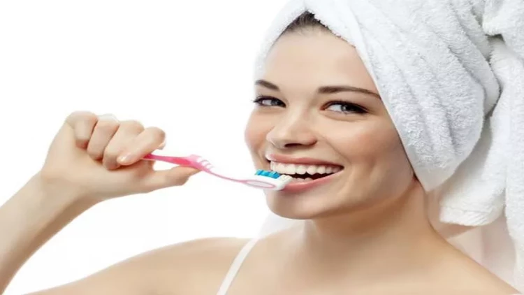 Hansı meyvə və tərəvəzlər diş fırçanı əvəz edə bilər?