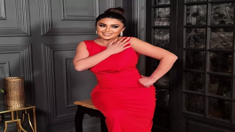 Müğənni canlı yayımda yıxılsa da, mikrofonu buraxmadı - VİDEO