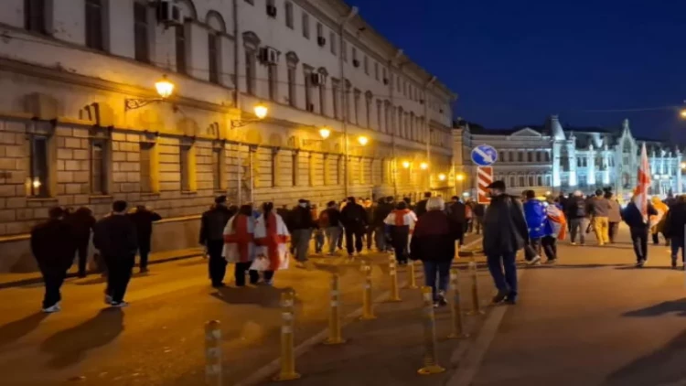 Tbilisidə vəziyyət gərgin olaraq qalır, polis gözyaşardıcı qazdan istifadə edir - YENİLƏNİB - FOTO