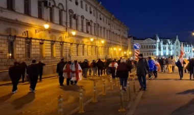 Tbilisidə vəziyyət gərgin olaraq qalır, polis gözyaşardıcı qazdan istifadə edir - YENİLƏNİB - FOTO