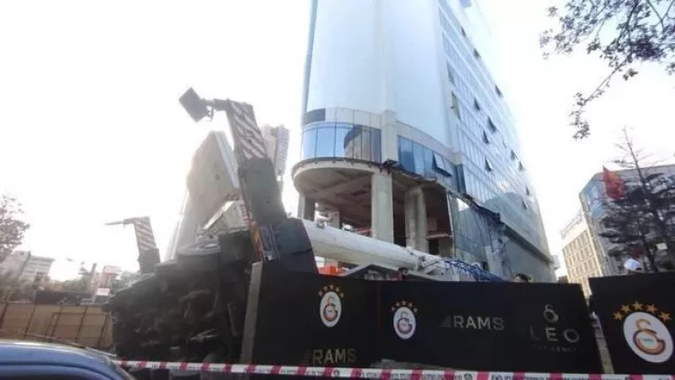 50 metrlik kran tələbə yataqxanasının üzərinə AŞDI - FOTO