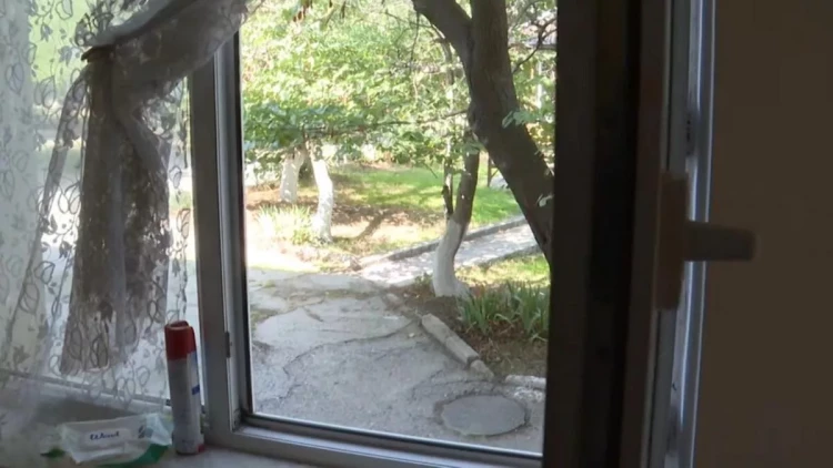 Bağça müəlliməsi çəkiliş qrupunu görüb pəncərədən qaçdı - VİDEO