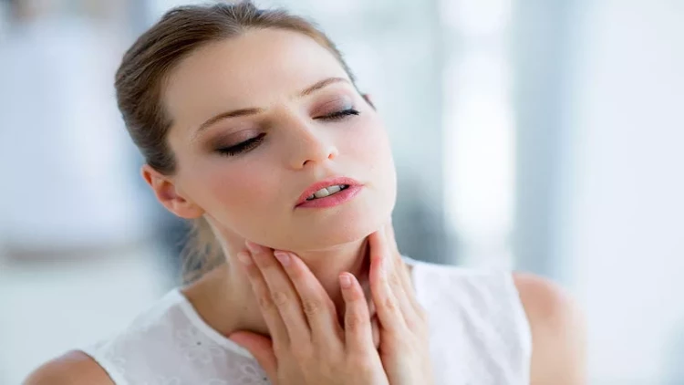 Səsdə xırıltı, boğaz tutulması - Yeni COVID ştammının əlamətləri