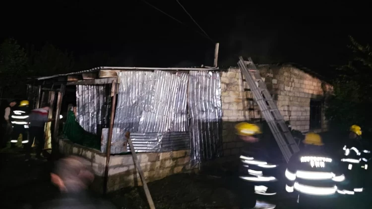 Ağdamda ailə FACİƏSİ: Nənə və nəvə ağır yaralandı - FOTO