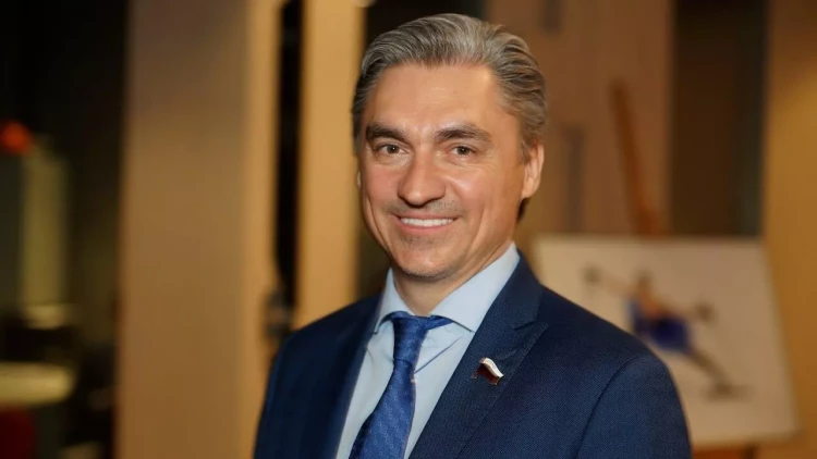 Deputat robotu işə götürdü - FOTO