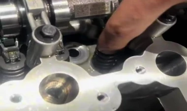 Daha bir Çin maşınında ciddi problem - Heç 100 km sürülməyib - VİDEO