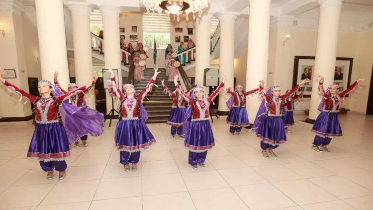 Dövlət Uşaq Filarmoniyası Üzeyir Hacıbəylinin 140 illiyinə həsr olunmuş konsert-tamaşa ilə çıxış edib - FOTO