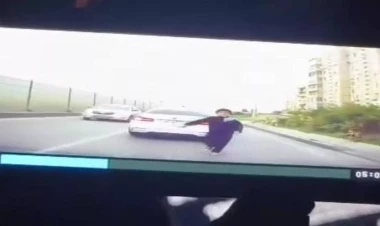 Bakıda uşaq özünü maşının üstünə atdı - VİDEO
