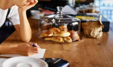 Stəkana tüpürüb müştərilərə çay süzən Ayşən işdən çıxarıldı - VİDEO
